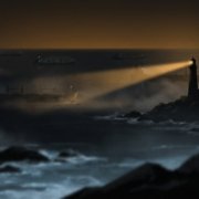 Un faro sobre un acantilado de noche ilumina una bahía llena de buques de carga fondeados, a contraluz ámbar.